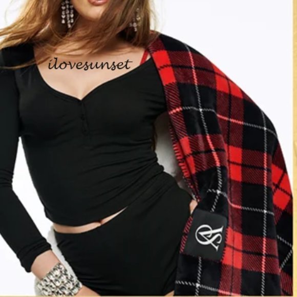 VS Plaid Tote and Blanket - Picture 2 of 5